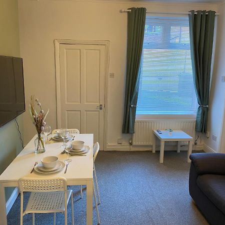 Kitchener - Wonderful 2-Bedroom Apt Sleeps 5 Free Parking Free Wifi Gateshead Dış mekan fotoğraf