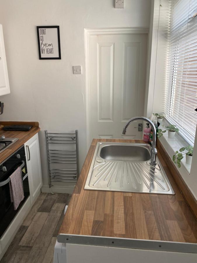 Kitchener - Wonderful 2-Bedroom Apt Sleeps 5 Free Parking Free Wifi Gateshead Dış mekan fotoğraf