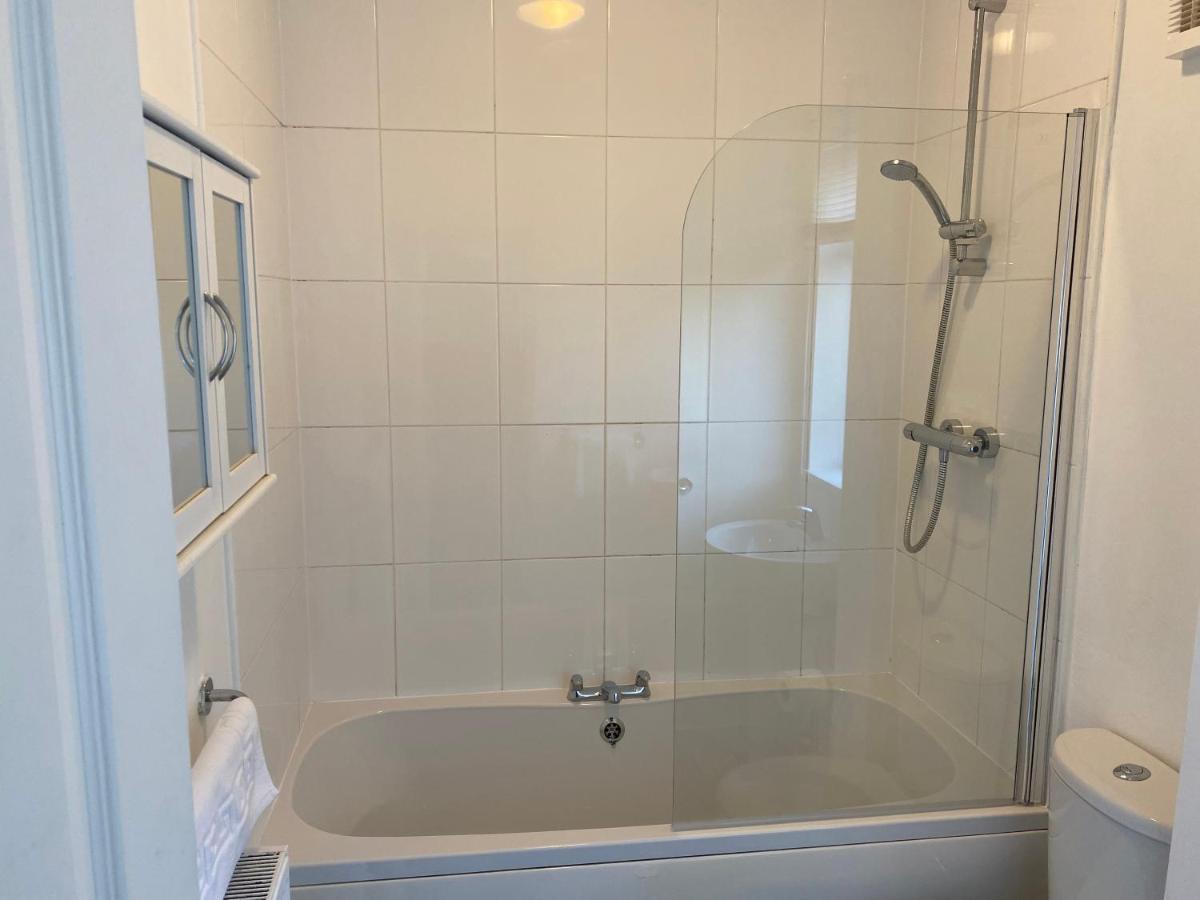 Kitchener - Wonderful 2-Bedroom Apt Sleeps 5 Free Parking Free Wifi Gateshead Dış mekan fotoğraf